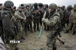 Các binh sỹ Ukraine trong một buổi diễn tập quân sự ở thành phố Mariupol, tỉnh Donetsk, miền Đông Nam nước này. (Ảnh: AFP/TTXVN)