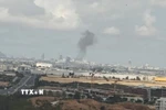 Khói bốc lên sau một vụ tấn công bằng tên lửa của Houthi vào Israel. (Ảnh: IRNA/TTXVN)