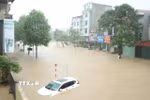 Nước lũ dâng cao làm vỡ đê bối sông Cầu tại tổ 33, phường Phan Đình Phùng, tỉnh Thái Nguyên. (Ảnh: Thảo Nguyên/TTXVN)