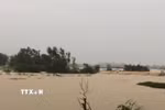 Nước lũ dâng cao làm vỡ đê bối sông Cầu tại tổ 33, phường Phan Đình Phùng, tỉnh Thái Nguyên. (Ảnh: Thảo Nguyên/TTXVN)