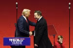 Tổng thống Mỹ Donald Trump (trái) và tỷ phú Elon Musk tại một sự kiện ở Washington. (Ảnh: Kyodo/TTXVN)