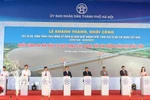 Các đại biểu thực hiện nghi lễ ấn nút khởi công dự án đầu tư xây dựng cầu Ngọc Hồi và đường dẫn hai đầu cầu. (Ảnh: Nguyễn Thắng/TTXVN)