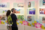 Khách tham quan Triển lãm. (Ảnh: Khánh Hòa/TTXVN)