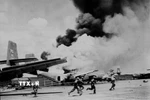 Quân giải phóng đánh chiếm sây bay Tân Sơn Nhất, ngày 30/4/1975. (Ảnh: Quang Thành/TTXVN)