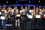 Tổng Bí thư Tô Lâm và các doanh nghiệp đoạt Giải sản phẩm công nghệ số "Make in Viet Nam 2024". (Ảnh: Thống Nhất/TTXVN)