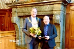 Ông Burkhard Jung, Thị trưởng thành phố Leipzig trao tặng huy hiệu, bảng vàng danh dự, bằng khen của Thành phố Leipzig cho ông Bùi Quang Huy - Chủ tịch Hội người Việt tại thành phố Leipzig. (Ảnh: Phương Hoa/TTXVN)