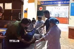 Quá trình đưa nạn nhân P. đi cấp cứu tại Bệnh viện Đa khoa Tây Bắc Nghệ An được thực hiện nhanh chóng, an toàn, kịp thời. (Ảnh: TTXVN phát)