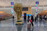 Mô hình cup vàng World Cup 2026 tại Sân bay quốc tế Benito Juárez, thủ đô Mexico City, Mexico. (Ảnh: Phi Hùng/TTXVN)