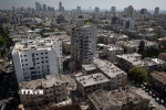 Những tòa nhà tại Bat Yam, Israel bị hư hại sau cuộc tấn công bằng tên lửa của Iran. (Ảnh: THX/TTXVN)