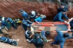 Lực lượng chức năng triển khai công tác cứu nạn cứu hộ đưa nạn nhân vụ tai nạn lao động sập giếng khiến 2 người tử vong tại Ba Vì lên mặt đất. (Ảnh TTXVN phát)