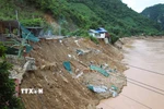 Những ngôi nhà tại một cụm dân cư còn sót lại nằm cheo leo bên vách vực sông Nậm Nơn. (Ảnh: Xuân Tiến/TTXVN)