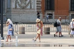 Người dân và khách du lịch tại Rome tập trung tại các đài phun nước tự động dưới trời nắng nóng. (Ảnh: Dương Hoa/TTXVN)