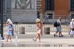 Người dân và khách du lịch tại Rome tập trung tại các đài phun nước tự động dưới trời nắng nóng. (Ảnh: Dương Hoa/TTXVN)