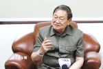 Ông Khieu Kanharith - Cố vấn tối cao trực tiếp của Quốc vương, Nghị sỹ Quốc hội Campuchia - trả lời phỏng vấn TTXVN. (Ảnh: Hoàng Minh/TTXVN)