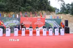 Đại tướng Phan Văn Giang và Đại tướng Khamlieng Outhakaysone cùng các đại biểu tại Lễ động thổ xây dựng Điểm phối hợp quân sự biên phòng Lào - Việt Nam (Đại đội biên phòng 252, tỉnh Bolikhamxay). (Ảnh: Xuân Tú/TTXVN)