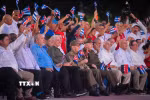 Đại tướng Raúl Castro Ruz (hàng đầu, thứ 5 từ trái sang) và Bí thư thứ Nhất Ban Chấp hành trung ương Đảng Cộng sản, Chủ tịch nước Cộng hòa Cuba Miguel Díaz-Canel Bermúdez (hàng đầu, thứ 4 từ trái sang) tại sự kiện ở Quảng trường Cách mạng Máximo Gómez Báez, Ciego de Ávila. (Ảnh: TTXVN phát)