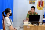 Công an xã Núi Cấm, An Giang, làm việc với bà T.T.T.N (sinh năm 1988) người trình báo cá sấu xuất hiện trên kênh Vịnh Tre. (Ảnh: TTXVN phát)