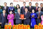 Ông Nguyễn Trọng Nghĩa (thứ ba, từ phải sang), Ủy viên Bộ Chính trị, Bí thư Trung ương Đảng, Trưởng Ban Tuyên giáo và Dân vận Trung ương trao quyết định cho tân Bí thư Tỉnh ủy Đồng Tháp Ngô Chí Cường. (Ảnh: Hữu Chí/TTXVN)