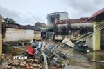 Nhà cửa của người dân tại xã Hoằng Giang (Thanh Hóa) bị gió bão đánh sập và tốc mái ngổn ngang. (Ảnh: Việt Hoàng/TTXVN)