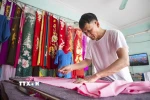 Các nghệ nhân nơi đây vẫn giữ được những kỹ thuật truyền thống cùng với sự khéo léo và kỹ thuật trong từng đường kim, mũi chỉ tạo nên sự khác biệt cho Nghề may Trạch Xá. (Ảnh: Khánh Hòa/TTXVN)