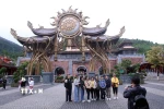 Khách du lịch đến tham quan chụp ảnh tại Khu du lịch Bà Nà Hills (Đà Nẵng). (Ảnh: Trần Lê Lâm/TTXVN)