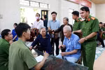 Lãnh đạo Công an tỉnh, xã Vạn Thắng (Ninh Bình) đôn đốc công tác lấy mẫu ADN thân nhân liệt sỹ. (Ảnh Nguyễn Lành/TTXVN)