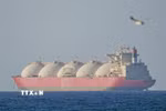 Tàu hàng di chuyển qua eo biển Hormuz khi lệnh ngừng bắn giữa Mỹ với Iran có hiệu lực trong hai tuần, ngày 8/4/2026. (Ảnh: Anadolu Agency/TTXVN)