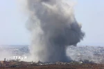 Khói bốc lên sau cuộc không kích của Israel xuống Dải Gaza. (Ảnh: THX/TTXVN)