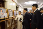 Các đại biểu dự sự kiện xem bức ảnh Chủ tịch Kim Nhật Thành và Chủ tịch Hồ Chí Minh - những người đặt nền móng xây dựng mối quan hệ hữu nghị Việt Nam-Triều Tiên. (Ảnh: Đỗ Sinh/TTXVN)