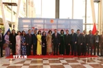Đại sứ Việt Nam tại Nga Đặng Minh Khôi và phu nhân chụp ảnh lưu niệm cùng cán bộ nhân viên Đại sứ quán Việt Nam tại Liên bang Nga. (Ảnh: TTXVN phát)