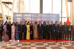 Đại sứ Việt Nam tại Nga Đặng Minh Khôi và phu nhân chụp ảnh lưu niệm cùng cán bộ nhân viên Đại sứ quán Việt Nam tại Liên bang Nga. (Ảnh: TTXVN phát)