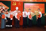 Phó Bí thư Thường trực Tỉnh ủy Ninh Bình Mai Văn Tuất trao các quyết định của Ban Thường vụ Tỉnh ủy về việc phân công và bổ nhiệm cán bộ sau hợp nhất. (Ảnh: TTXVN phát)