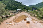 Xã biên giới Mỹ Lý (Nghệ An) hiện vẫn bị cô lập với bên ngoài do các tuyến đường bị chia cắt. (Ảnh: TTXVN phát)