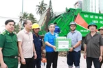 Ông Nguyễn Phước Lộc, Phó Bí thư Thành ủy, Chủ tịch Ủy ban Mặt trận Tổ quốc Việt Nam Thành phố Hồ Chí Minh trao quà ủng hộ cho lực lượng công nhân làm vệ sinh môi trường. (Ảnh: Phan Sáu/TTXVN)