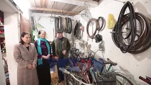 Ông giáo già Ninh Bình hồi sinh xe đạp cũ, chắp cánh ước mơ học sinh nghèo