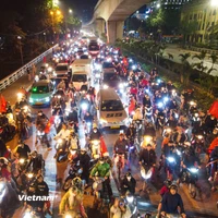 Người dân đổ ra đường ăn mừng chiến thắng của tuyển bóng đá nam Việt Nam