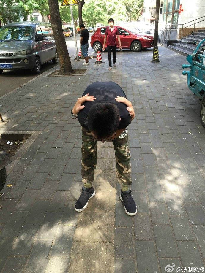 Nhiều người đã bắt chước hành động ấn tượng trên của Phelps. (Nguồn: CCTV)