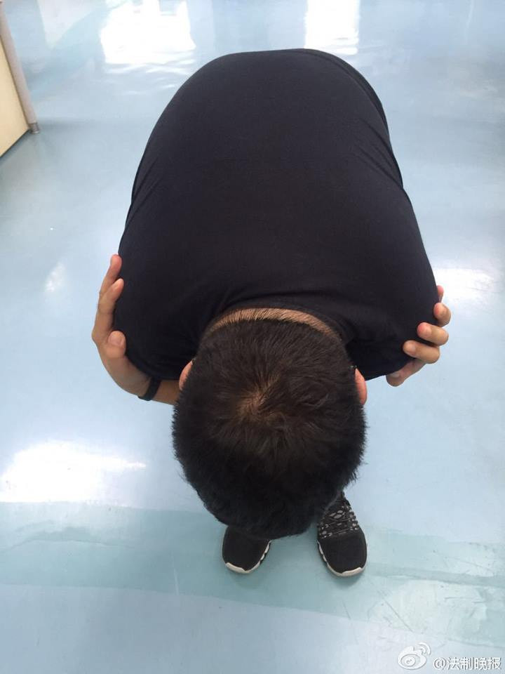  Phelps vòng hai tay ra sau lưng. Hai bàn tay thậm chí còn gần chạm vào nhau. (Nguồn: CCTV)