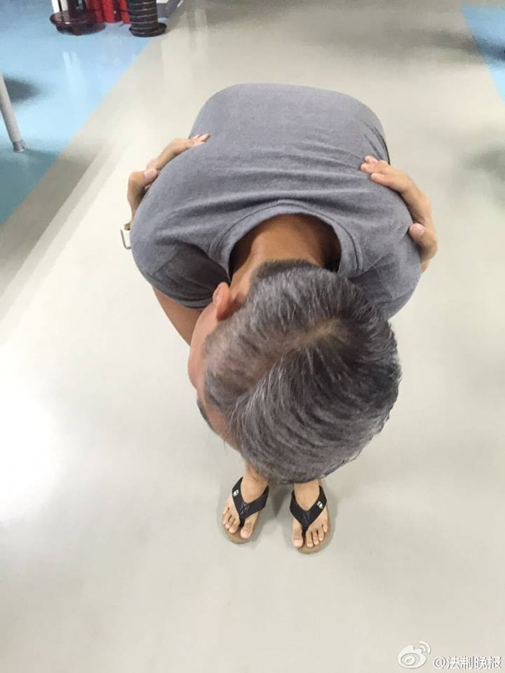 Bàn tay lớn của Phelps còn có tác dụng như một mái chèo di động. (Nguồn: CCTV)