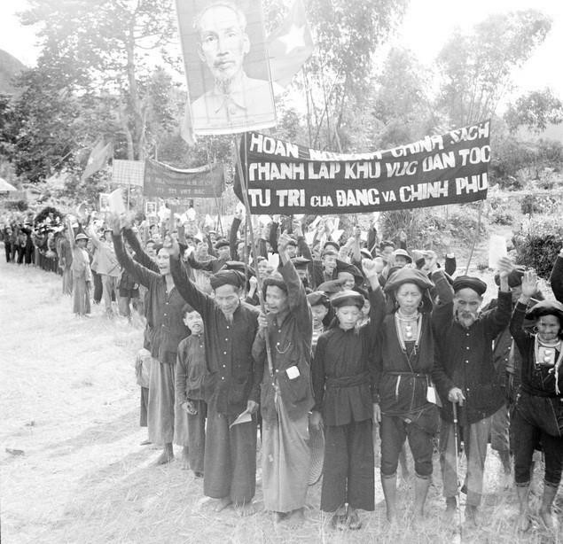 Hơn 500 đồng bào thuộc 3 dân tộc Mán, Nùng, Thổ của xã Đoàn Kết (Đại Từ, Thái Nguyên) míttinh ủng hộ chính sách thành lập Khu tự trị Việt Bắc của Đảng và Chính phủ (6/1956). (Ảnh: Quang Lượng/TTXVN)