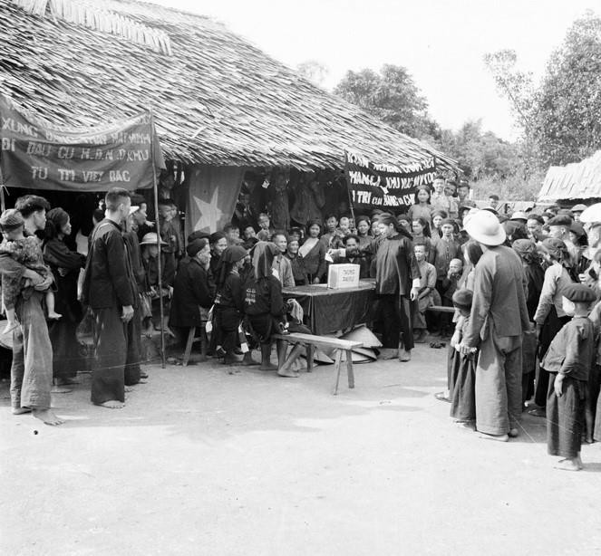 Đồng bào thôn B, xã Đoàn Kết tấp nập đến bỏ phiếu bầu người thay mặt nhân dân địa phương lên tỉnh dự Đại hội bầu Hội đồng nhân dân khu tự trị Việt-Bắc (1956). (Ảnh: TTXVN)