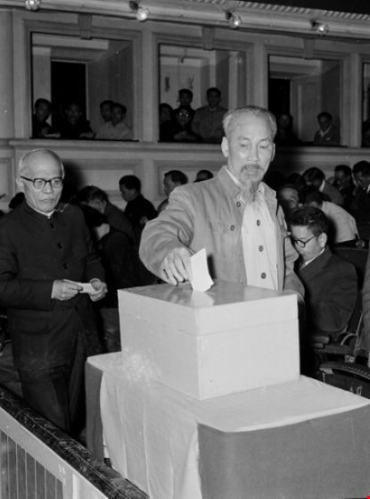 Chủ tịch Hồ Chí Minh bỏ lá phiếu đầu tiên bầu Ban Thường trực Quốc hội mới tại Kỳ họp thứ 6, Quốc hội khóa I. (Ảnh: TTXVN)