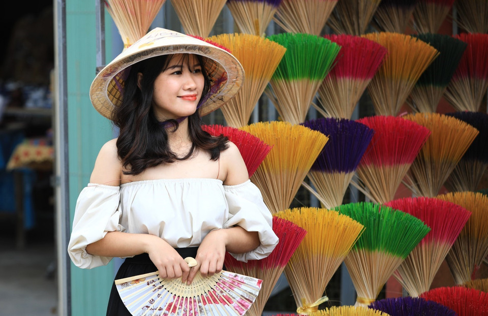 Khách du lịch thập phương đã đến đây đều thích thú chụp hình giữa không gian đa sắc màu. (Ảnh: Thành Đạt/TTXVN)