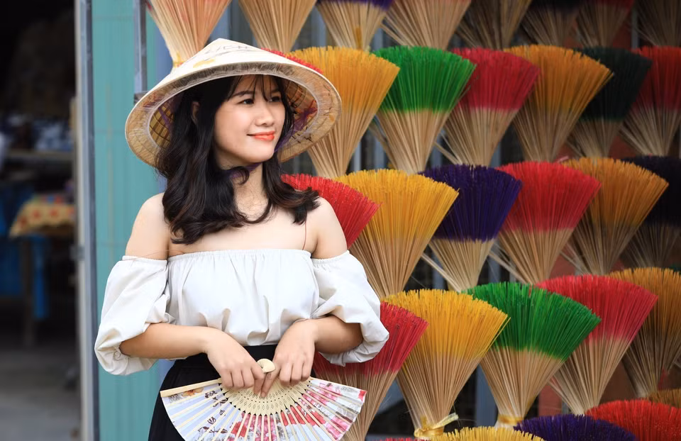 Khách du lịch thập phương đã đến đây đều thích thú chụp hình giữa không gian đa sắc màu. (Ảnh: Thành Đạt/TTXVN)