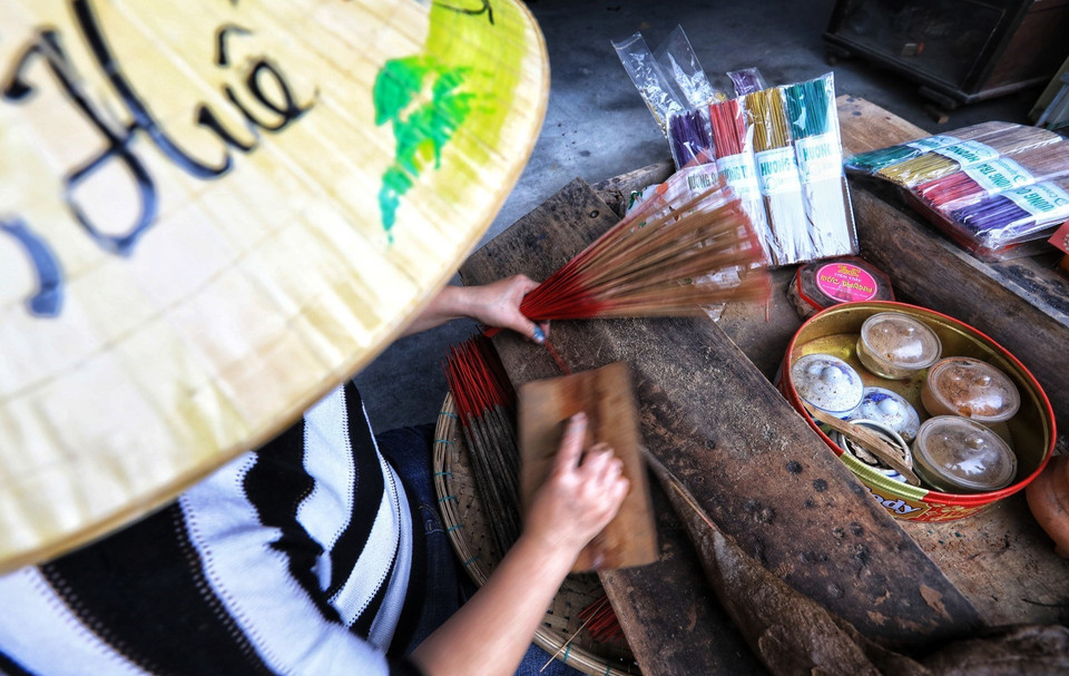 Làng hương Thủy Xuân cung cấp ra thị trường đủ các loại hương như hương quế, hương dầu sả, hương thơm tẩy mùi, nhang vòng, nụ trầm, nổi bật nhất là hương trầm. (Ảnh: Thành Đạt/TTXVN)