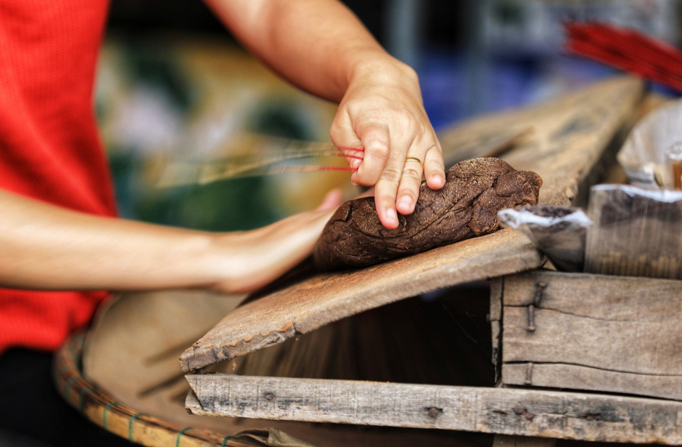 Bột trộn dẻo được se quanh lõi hương, mỏng tròn vừa đủ đạt mới có thể đem đi phơi nắng. (Ảnh: Thành Đạt/TTXVN)