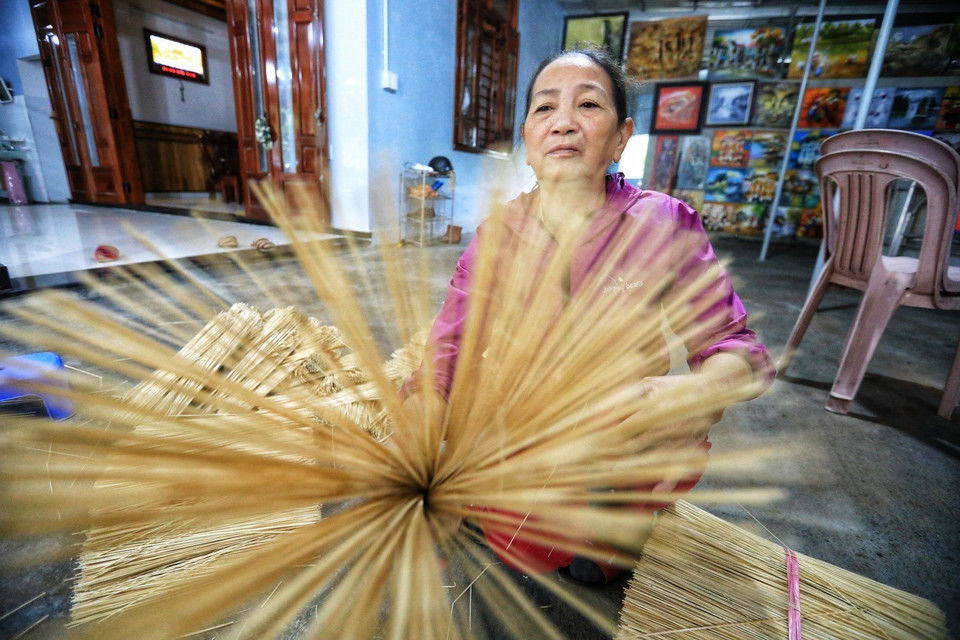 Công đoạn làm lõi hương được làm từ ruột tre chẻ nhỏ đều tăm tắp, phơi nắng nhiều ngày để khô và giòn. (Ảnh: Thành Đạt/TTXVN)