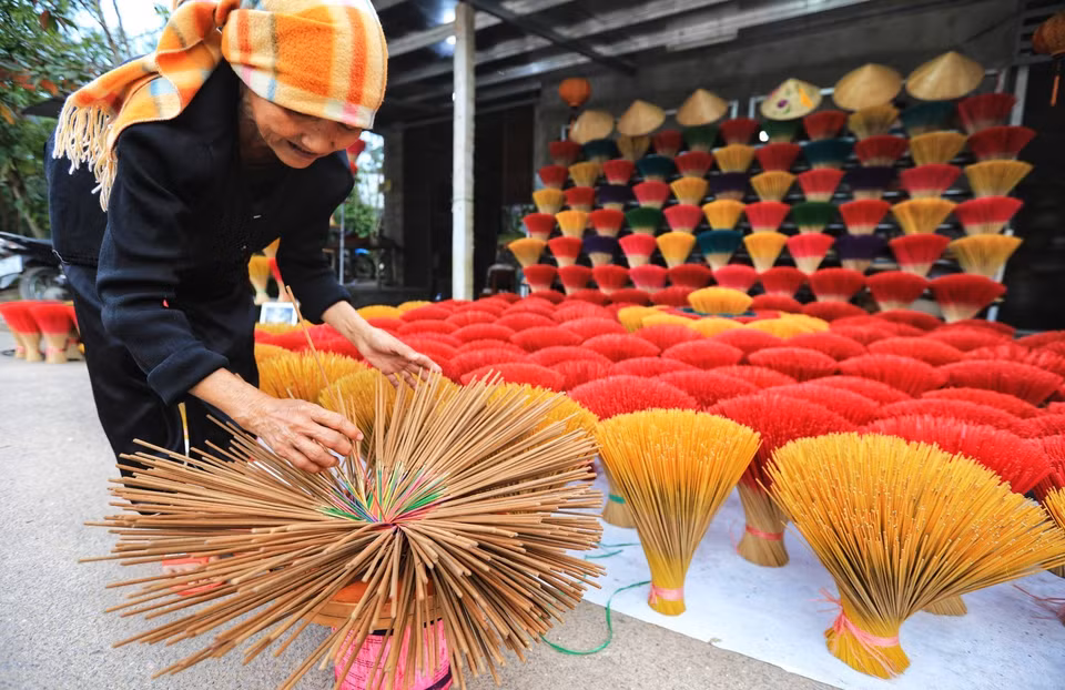 Người dân Thủy Xuân đã phát triển làng nghề truyền thống trở thành một sản phẩm du lịch độc đáo, cả dãy phố Huyền Trân Công Chúa tràn ngập sắc màu rực rỡ của hương. (Ảnh: Thành Đạt/TTXVN)