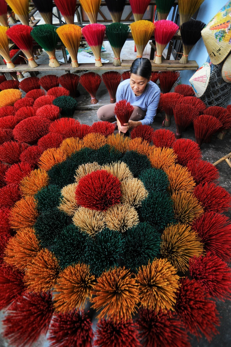 Những bó hương của làng hương Thủy Xuân Huế được sắp xếp ngay ngắn bung xòe khoe sắc đã trở thành một trong những địa điểm tham quan, chụp hình hấp dẫn. (Ảnh: Thành Đạt/TTXVN) 