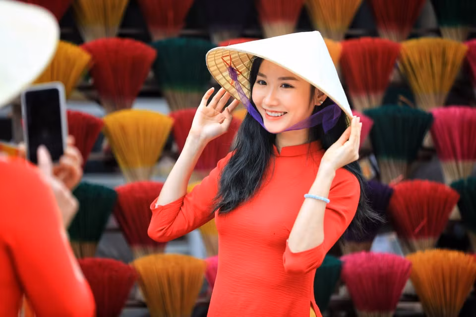 Khách du lịch thập phương đã đến đây đều thích thú chụp hình giữa không gian đa sắc màu. (Ảnh: Thành Đạt/TTXVN)